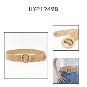 Détail d'une ceinture tressée kaki clair avec boucle ronde en bois pour robes d'été