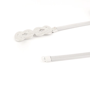 Détail de la ceinture élastique en métal argenté avec boucle géométrique creuse à trois anneaux
