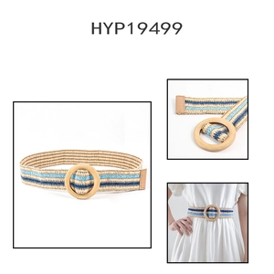 Détail d'une ceinture tressée bohème à rayures bleues avec une boucle ronde en bois