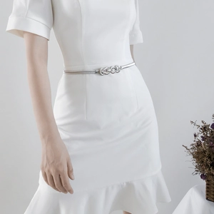 Détail de la chaîne de taille élastique argentée avec boucle double anneau sur robe