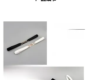 Dettaglio delle fibbie metalliche dorate su cinture elastiche nei colori nero e bianco