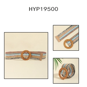 Détail d'une ceinture tressée bohème colorée avec boucle ronde pour le look d'été