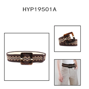 Détail de la ceinture bohème tressée avec boucle carrée en résine écaille de tortue