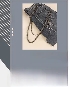 Vue détaillée de la chaîne de pantalon punk à double couche avec crâne en bronze