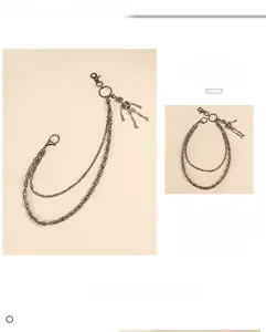 Détail de la chaîne de pantalon double couche noir fusil avec pendentif tête de mort
