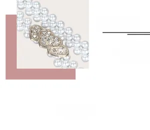 Dettaglio della catena in perle per la vita con fibbia a doppio cuore di strass