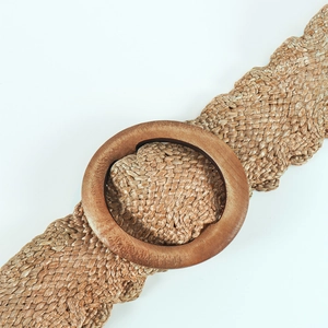 Ceinture tressée en paille pour femme avec boucle ronde en bois sur fond blanc