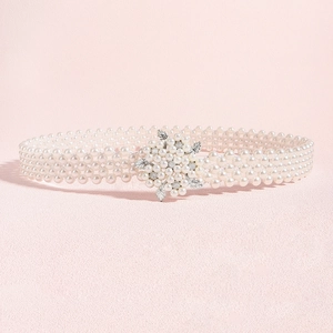 Détail de ceinture élégante en perles avec boucle fleurie en strass pour robes