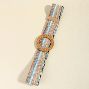 Ceinture tressée bohème avec motifs colorés et boucle ronde en bois naturel