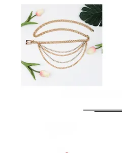 Détail de chaîne de taille dorée multicouche avec strass et boucle à ardillon
