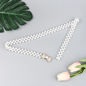 Chaîne de taille élégante en perles avec boucle nœud en strass et ceinture à trois rangs