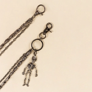 Détail d'une chaîne de taille punk à deux rangs avec un pendentif crâne articulé