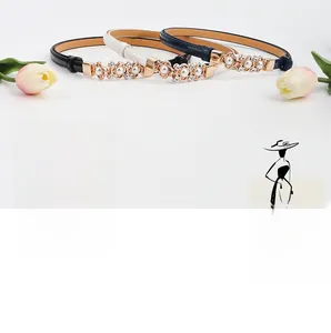 Détail de boucles élégantes en perles et strass sur trois ceintures réglables fines