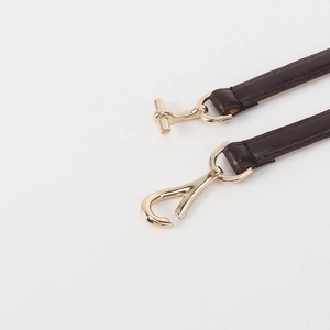 Fine ceinture en cuir marron élégante avec fermoir perle dorée pour robes et hauts