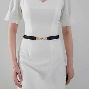 Elegante cintura sottile nera elastica da donna con fibbia in metallo dorato su vestito