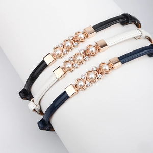 Trois ceintures fines pour femmes avec boucles fleurs en perles et strass en noir, blanc et bleu