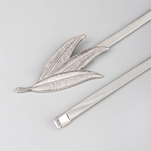Detailed macro view of the silver elastic metal snake chain and leaf-shaped buckle texture