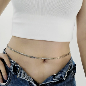 Vista dettagliata della catena a vita a V argento indossata da modella in jeans