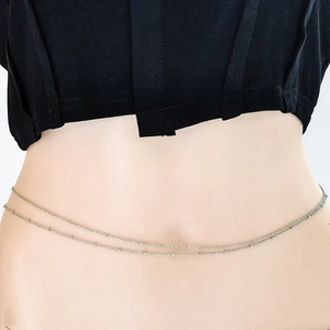 Détail d'une chaîne de taille argentée à double rangée avec perles sur un mannequin