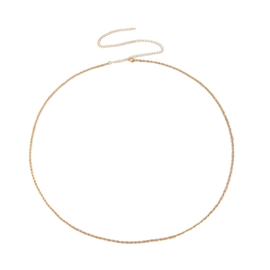 Catena da corpo minimalista in metallo dorato per donna con design a corda ritorta su bianco