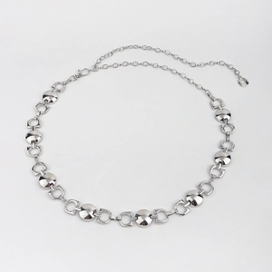 Cintura a catena in argento con dischi lucidi e maglie geometriche a forma di D