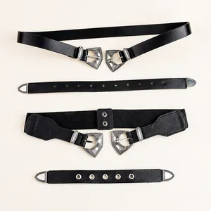 Détail de la boucle rétro avec motifs argentés sculptés sur une ceinture noire élastique