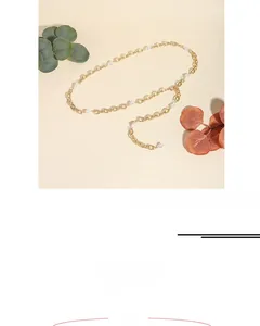 Detail der 110cm goldfarbenen Taillenkette mit weißen Perlen und ovalen Gliedern