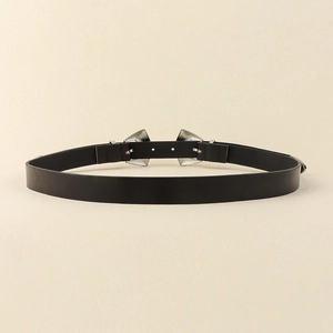 Détail de la ceinture noire vintage élastique avec double boucles punk argentées