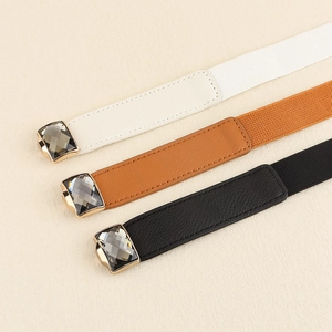Lot de trois ceintures élastiques fines en noir, blanc et marron avec boucles en strass