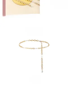 Detailansicht der goldenen Perlen-Taillenkette mit verstellbaren Gliedern und Perlen