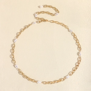 Detail der goldenen Metall-Taillenkette mit weißen Tropfenperlen und Karabiner