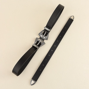 Détails de la ceinture en cuir noir vintage avec boucle argentée ornée et embout gravé