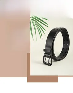 Détail de la ceinture punk en cuir noir avec œillets à double rangée et boucle à deux griffes