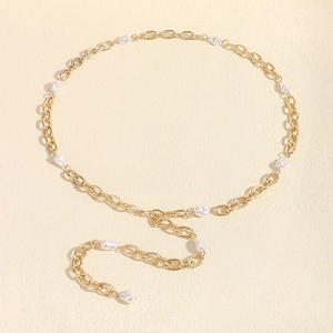 Detailansicht der eleganten goldenen Taillenkette mit weißen Perlen und ovalen Gliedern