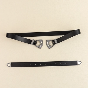 Détails d'une ceinture vintage en cuir noir avec deux boucles argentées gravées ciselées