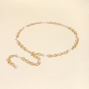 Detail einer goldenen Metall-Taillenkette mit Barockperlen für Kleider und Strand