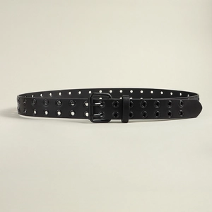Gros plan sur une ceinture punk Y2K noire avec œillets métalliques doubles et boucle