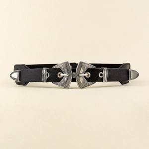 Détail d'une ceinture noire vintage avec boucles doubles argentées et gravures fines