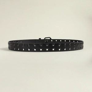 Détail de la ceinture punk Y2K en cuir noir avec double rangée d'œillets métalliques