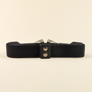 Détail de la ceinture élastique noire vintage avec doubles boucles et embouts sculptés