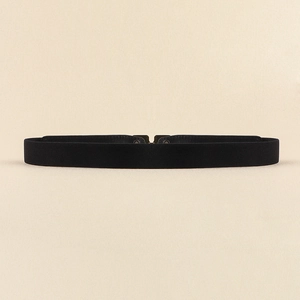 Détail d'une ceinture élastique noire avec boucle métallique pour les robes
