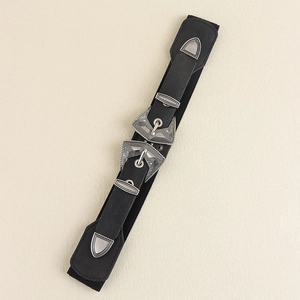 Détail des doubles boucles vintage avec gravures bohèmes sur une large ceinture élastique