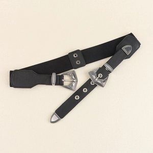 Détail des boucles argentées gravées et texture de cuir sur la ceinture élastique noire