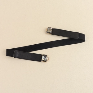 Détail de ceinture élastique noire avec boucles en cristal et base en métal doré