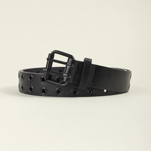 Détail d'une ceinture punk Y2K noire avec boucle à double ardillon et œillets en métal