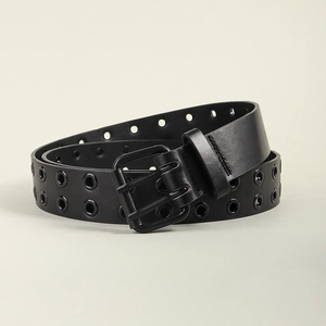 Détail d'une ceinture punk noire en cuir avec double rangée d'œillets et boucle à ardillon