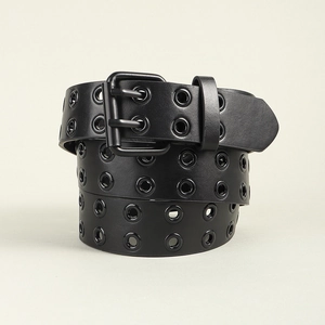 Détail d'une ceinture punk Y2K noire en cuir avec boucle double ardillon et œillets