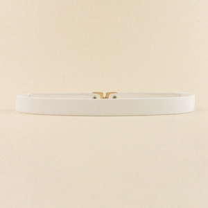 Détail d'une ceinture élastique blanche avec boucle métallique dorée pour robe femme