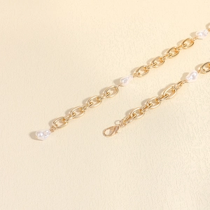 Detail der goldenen Büroklammerkette Taillenkette mit Barockperlen und Karabiner