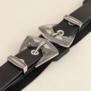 Détail de ceinture vintage à double boucle avec gravures bohèmes et cuir noir texturé